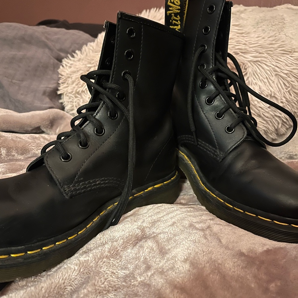 MATTE BLACK SZ 10 EIGHT EYE DR MARTENS… GENTLY WORN REAL LEATHER